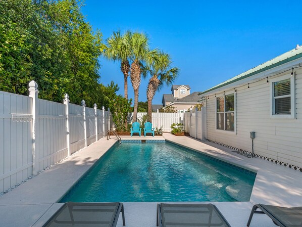 A heated pool - Fun Beach House! Private Pool and Tiki Bar! Walk to Beach! (Destin)