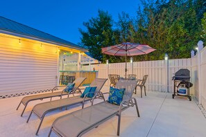 Outdoor dining - Fun Beach House! Private Pool and Tiki Bar! Walk to Beach! (Destin)