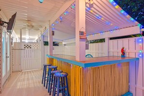 Property grounds - Fun Beach House! Private Pool and Tiki Bar! Walk to Beach! (Destin)