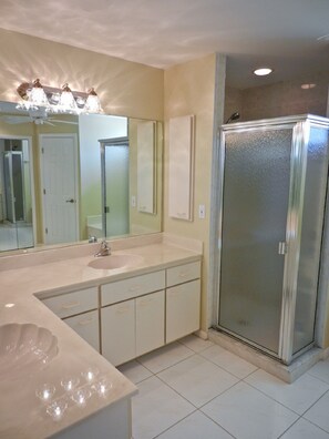 Combined shower/bathtub, jetted bath, hair dryer, towels - Adagio Villa. Heated pool, huge lanai, gulf canal, kayaks, bikes, 2 living rooms (Cape Coral)