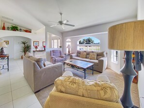 テレビ、書庫、ステレオ