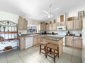 Fridge, microwave, oven, stovetop - Tropical Retreat, full refund*, heated pool, dog ok (Rotonda West)