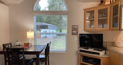 Sininen kuusen niitty: Mukava, yksityinen, kodikas ja vain 7 mailin päässä 2 rannasta