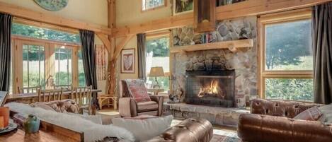 Smart TV, caminetto, lettore DVD, libri