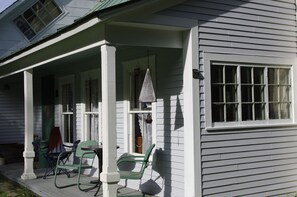 Outdoor dining - Village Farmhouse, mins to Okemo, Killington, Ascutney, GMHA. Pet-friendly. (Reading)
