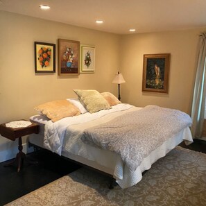 Room - Village Farmhouse, mins to Okemo, Killington, Ascutney, GMHA. Pet-friendly. (Reading)