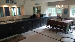 Dining - Village Farmhouse, mins to Okemo, Killington, Ascutney, GMHA. Pet-friendly. (Reading)