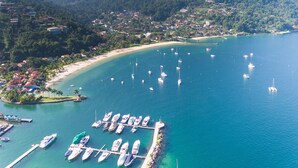 A coastal area with a marina, boats, and a mountainous backdrop. - PARADISE! HOUSE IN ANGRA DOS REIS + BOAT FOR TOURS IN ILHA GRANDE (Angra dos Reis)