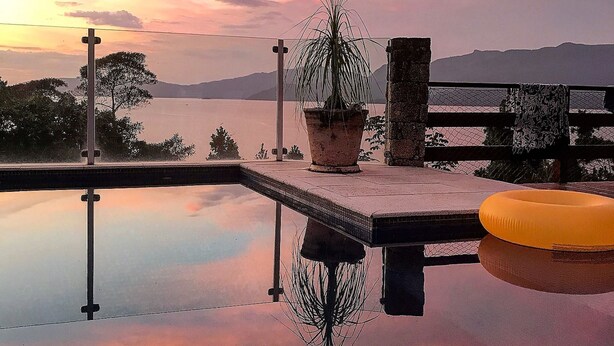A serene outdoor pool area with a clear view of the surrounding landscape and mountains. - PARADISE! HOUSE IN ANGRA DOS REIS + BOAT FOR TOURS IN ILHA GRANDE (Angra dos Reis)