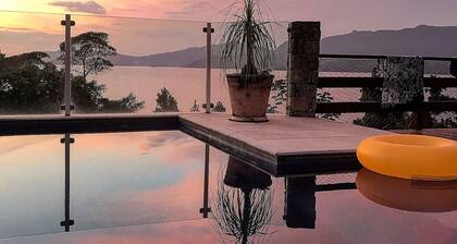 PARADISE! HOUSE IN ANGRA DOS REIS + BOAT FOR TOURS IN ILHA GRANDE