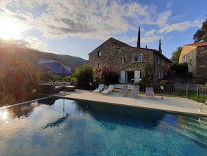 Pool - Stunning 15th Century Farmhouse with infinity pool in private grounds (Arles sur Tech)