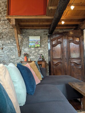 Smart-TV, Kamin, DVD-Player, Tischtennisplatte