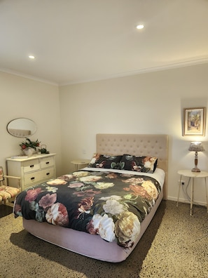 2 bedrooms, desk, iron/ironing board, free WiFi