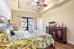 3 bedrooms, iron/ironing board, free WiFi, bed sheets - Starfish - Outdoor Kitchen, Boat Dock & Tikki Hut (Cape Coral)