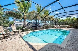 A heated pool - Starfish - Outdoor Kitchen, Boat Dock & Tikki Hut (Cape Coral)