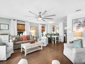 Smart TV, DVD player - New Pool Installed this Spring, Book Now, Walk to the Beach (Destin)