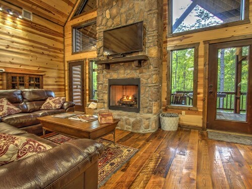 2 KING MAKUUHUONEISSA / PRIVATE / HOT TUB / PET ystävällinen / Takka / WIFI / DIRECTV