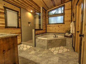 Badewanne, Haartrockner, Handtücher, Shampoo