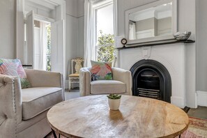 TV, fireplace, streaming services - Historic Mayor's Home in Brunch Central Downtown!! (Savannah)