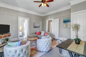 TV, fireplace, streaming services - Historic Mayor's Home in Brunch Central Downtown!! (Savannah)