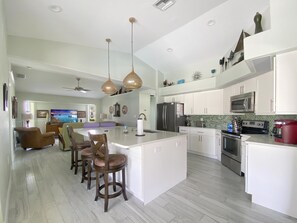 Kjøleskap, mikrobølgeovn, ovn og kokeplater