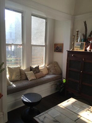Télévision, cheminée, livres, chaîne hi-fi