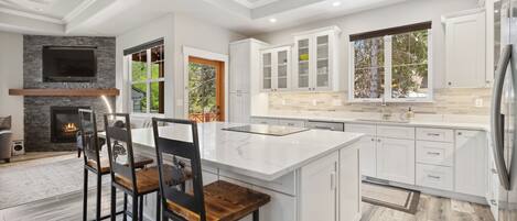 Geladeira, micro-ondas, fogão, cooktop