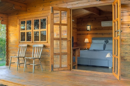 1 bedroom, memory-foam beds, bed sheets. Cabin for Couples - Unique Wooden Cabin Frankland River Retreat