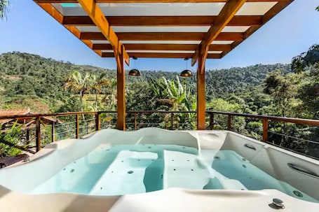 Outdoor spa tub. Wonderful farmhouse in Bragança, a refuge close to São Paulo.