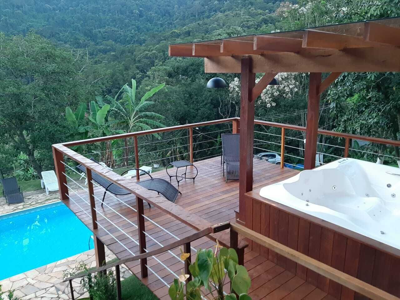 Banyera d'hidromassatge a l'aire lliure