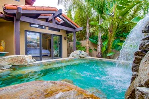 Alberca al aire libre y alberca climatizada