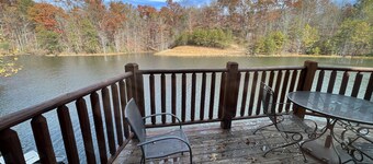 Sleepy Bear: Luxe cabin, private lake, hottub, caves, fast WiFi @ BearTrackLake