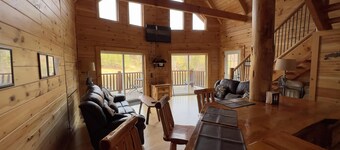 ¡Nueva cabaña de 3 pisos con gran sala de recreación con bañera de hidromasaje, junto al lago de 7 acres!