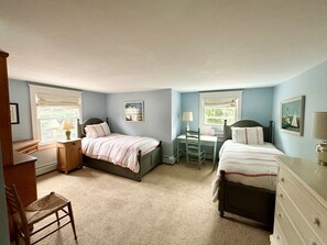 4 bedrooms, iron/ironing board, Internet, bed sheets