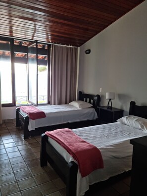 5 bedrooms, iron/ironing board, WiFi, bed sheets