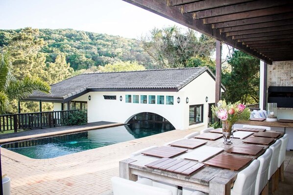 Una piscina al aire libre