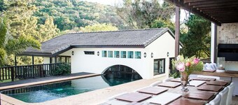 Phumula Country Manor is a country style retreat with a colonial setting .