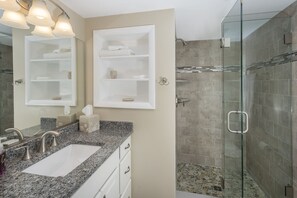 Combined shower/bathtub, towels - Sea Watch 1314 by Seaside Vacations & Sales (Ocean City)