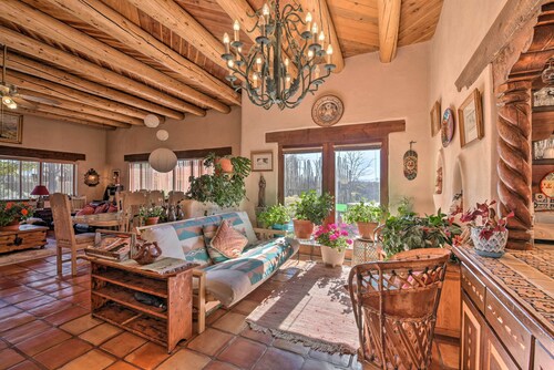 5 Mi to Taos Plaza: Eclectic 'Casa de la Luz' Home