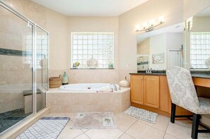 Badewanne, Haartrockner, Handtücher