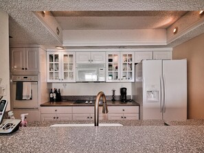 Kylskåp, mikrovågsugn, diskmaskin och kaffe- och tebryggare