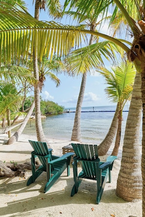 Playa privada, camastros y toallas de playa