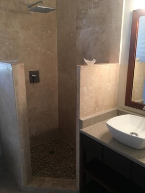 SĂšche-cheveux, serviettes fournies, shampoing, papier toilette