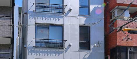 Vista frontal de la propiedad