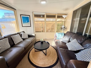 TV - Nautique: Rustic & Charming, Walk 2 Beach & Shops (Rosebud)