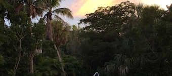 Secluded and Private House with Pool, Near Beach. 11 blocks from Village.