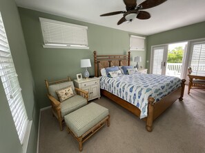 3 habitaciones, escritorio y tabla de planchar con plancha 
