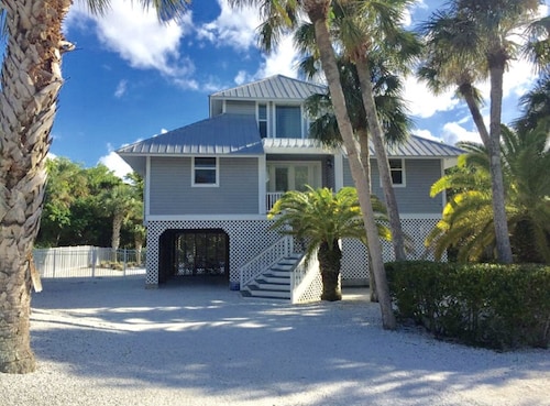 Secluded and Private House with Pool, Near Beach.  11 blocks from Village.