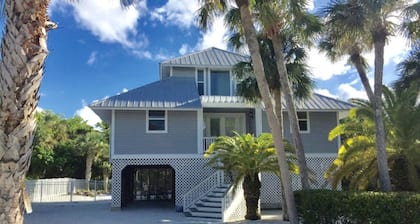 Secluded and Private House with Pool, Near Beach. 11 blocks from Village.