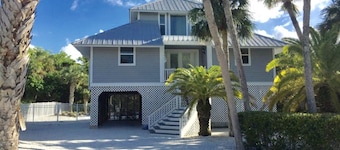 Secluded and Private House with Pool, Near Beach. 11 blocks from Village.